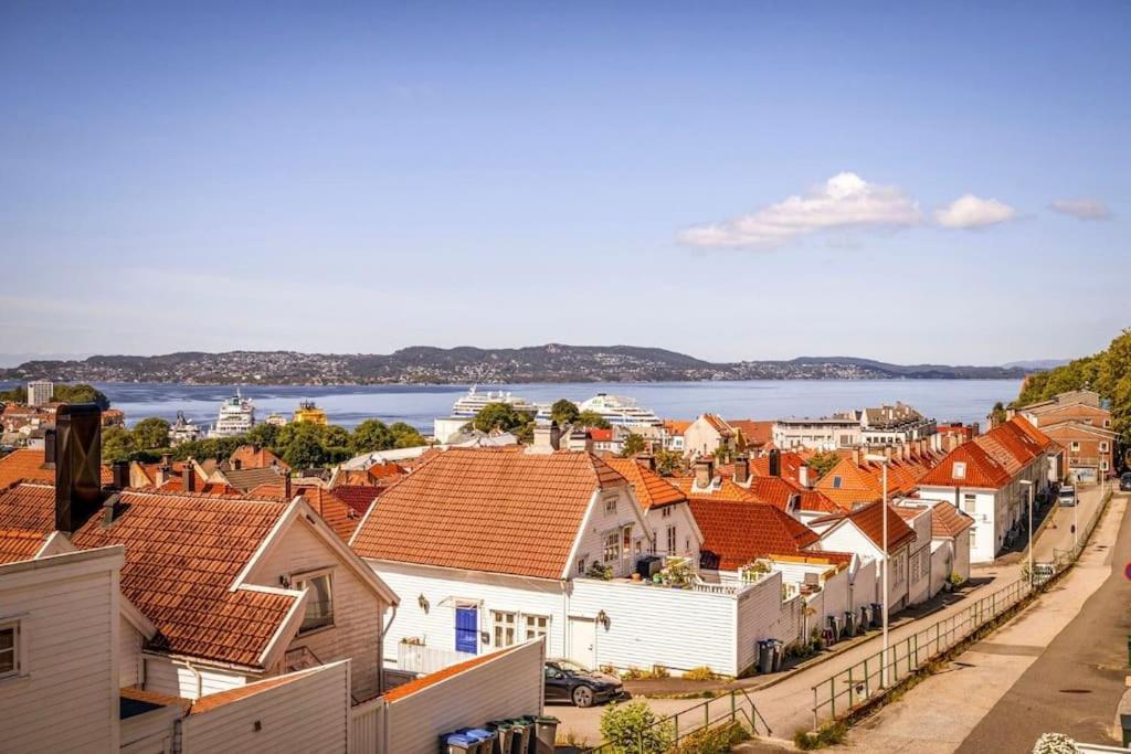 I Bergens Vakreste Gate - Nydelig Utsikt Over Innseilingen Til Bergen! *