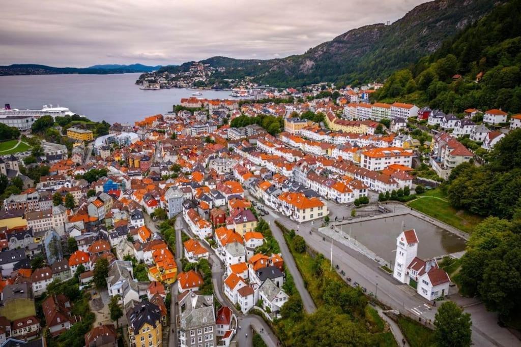 I Bergens Vakreste Gate - Nydelig Utsikt Over Innseilingen Til Bergen! Căn hộ