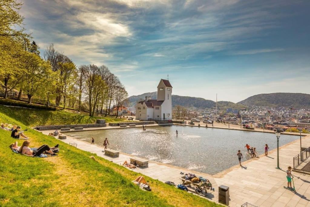 I Bergens Vakreste Gate - Nydelig Utsikt Over Innseilingen Til Bergen! Căn hộ *