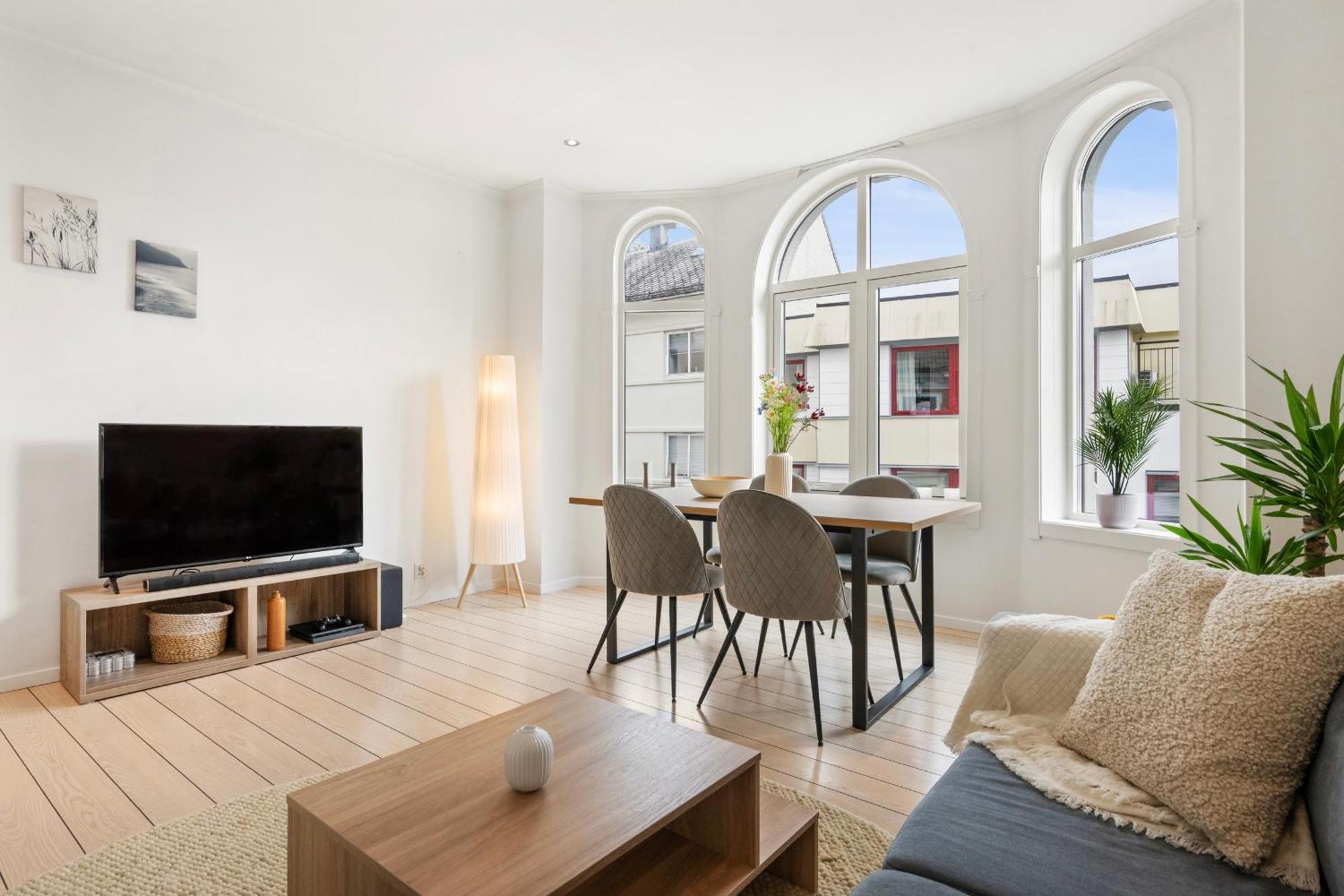 Modern Downtown With Great Views *