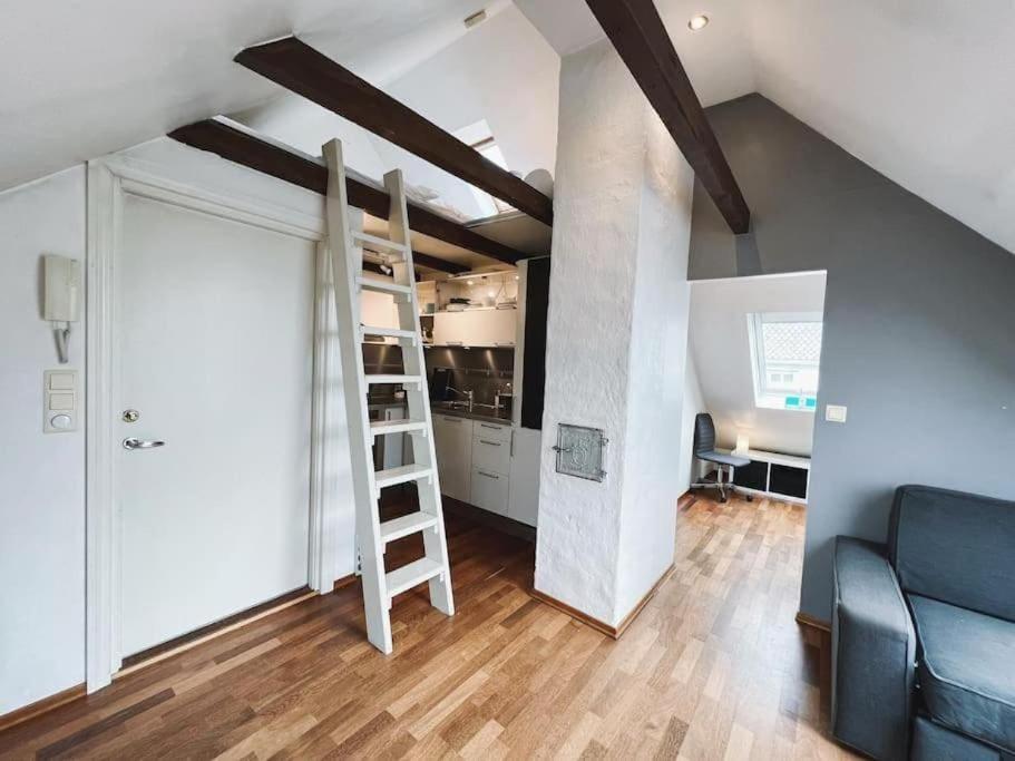 Apartment With Loft & Window Balcony, Free Parking *