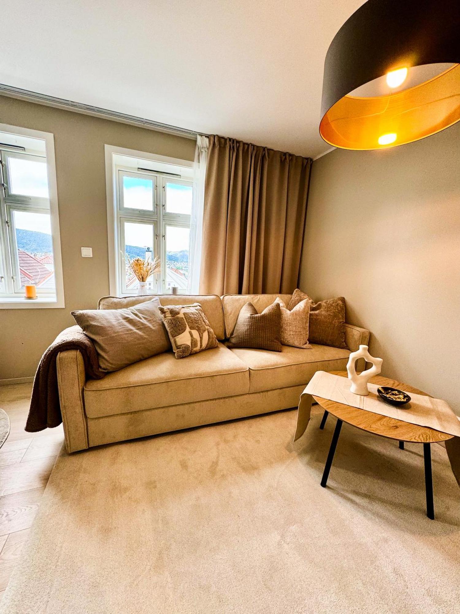 Apartment I Bergens Vakreste Gate - Nydelig Utsikt Over Innseilingen Til Bergen!