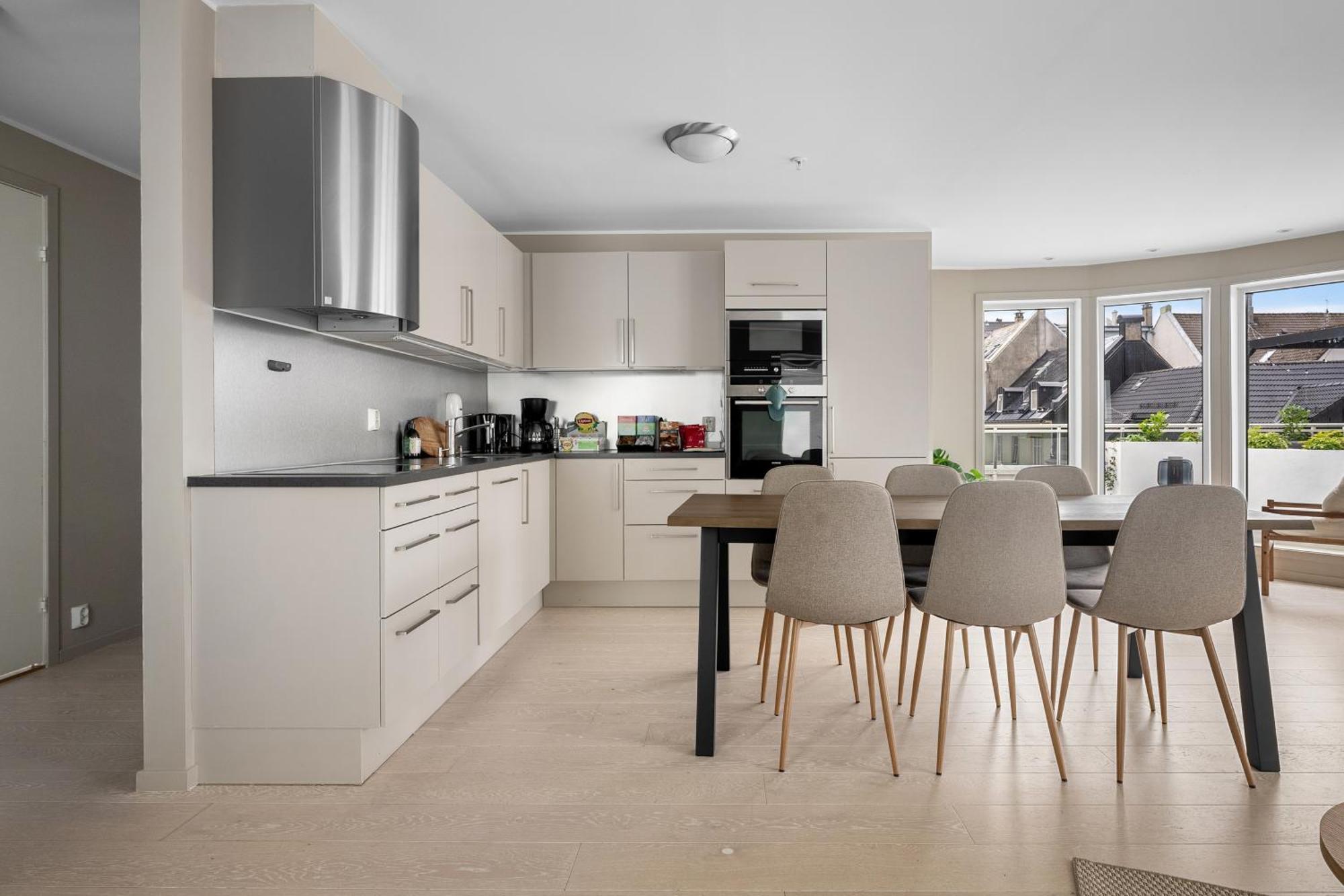 L Urban - Spacious With Private Terrace Apartment *