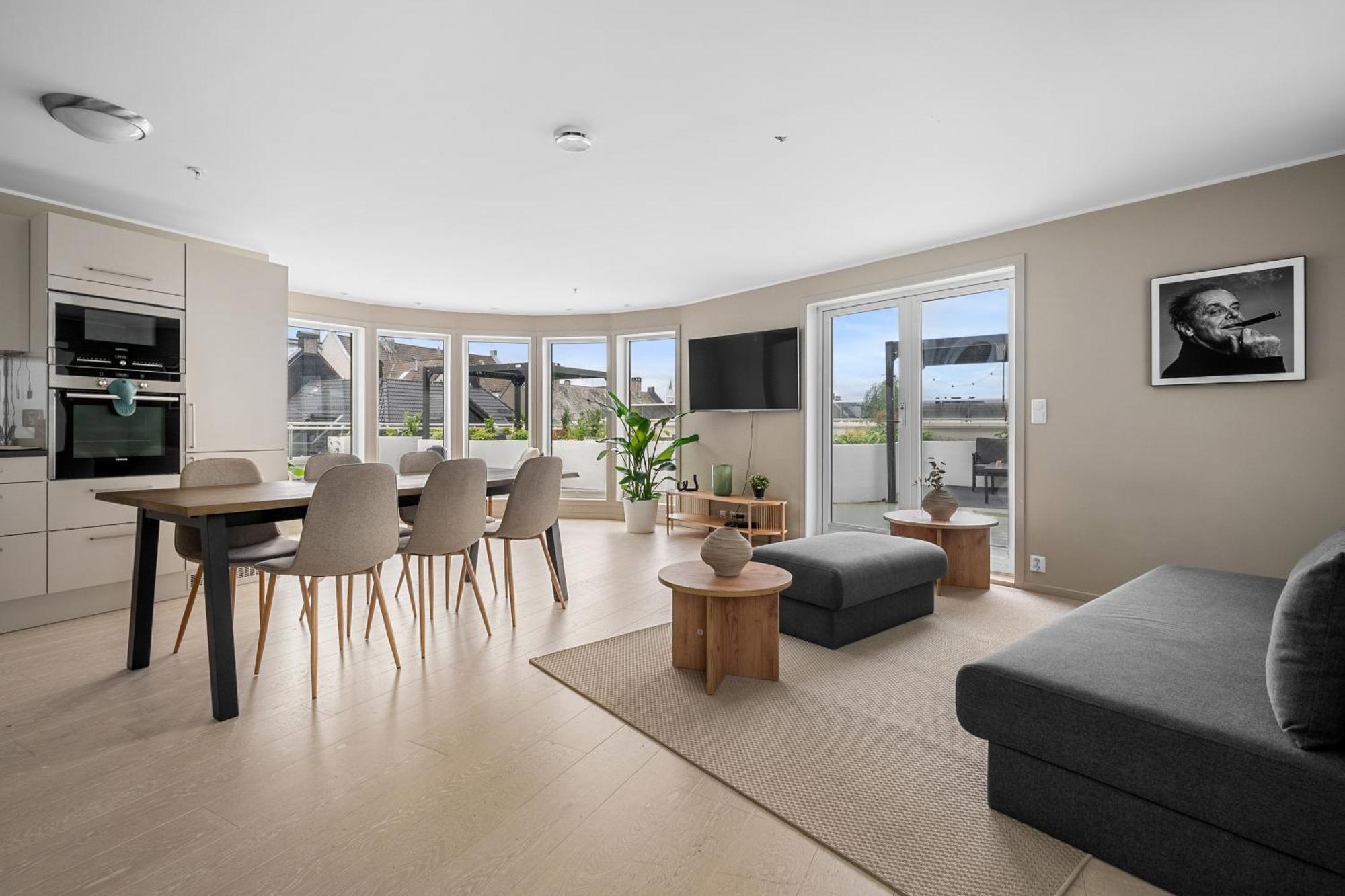 L Urban - Spacious With Private Terrace Apartment *
