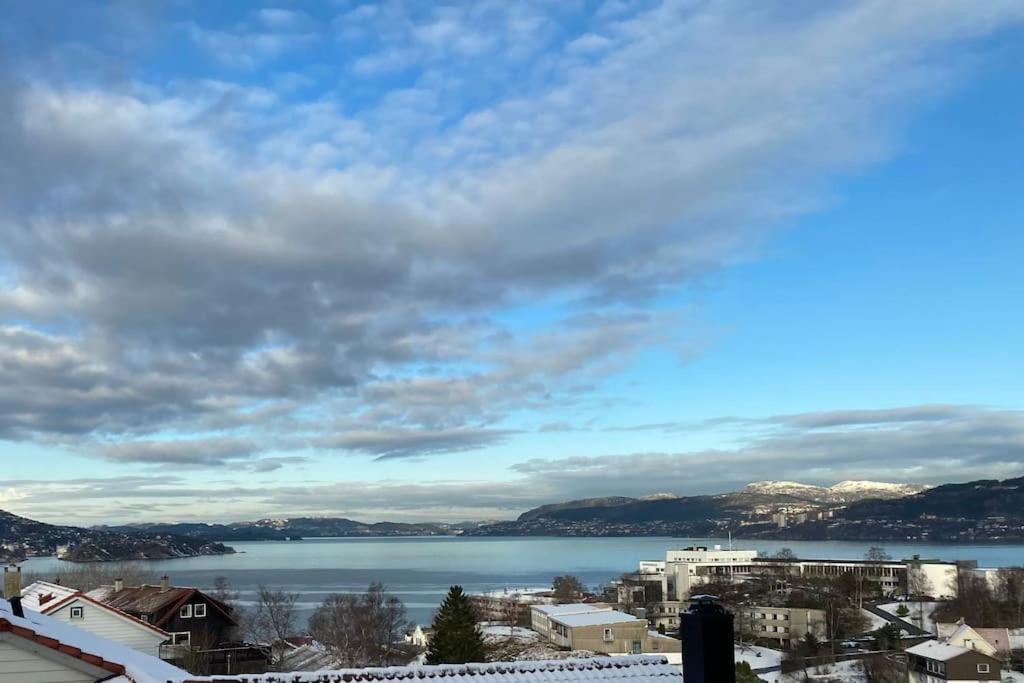 Hel I Med Flott Utsikt Og 4 Soverom Villa *