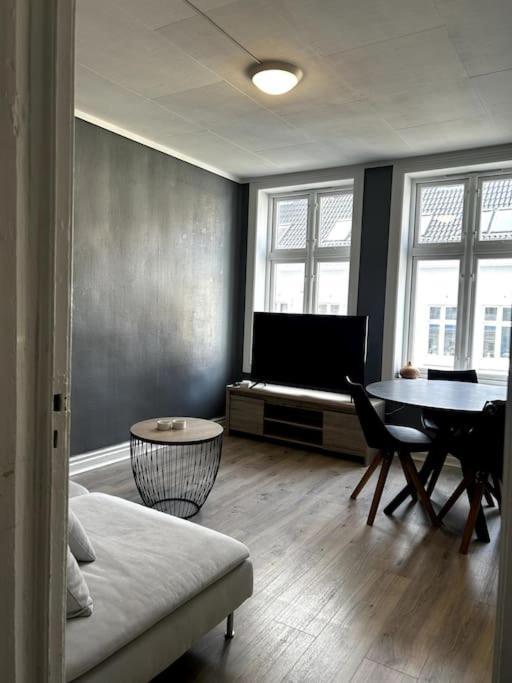 Pen Toppleilighet Midt I Sentrum Lägenhet *