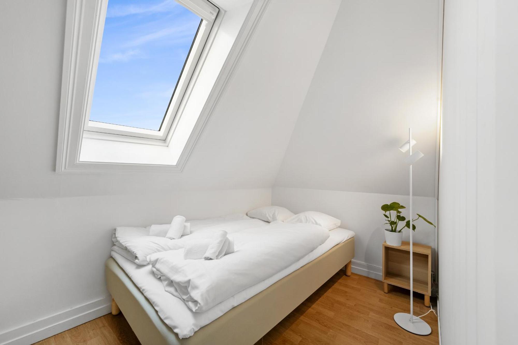 Center With Balcony Apartment *