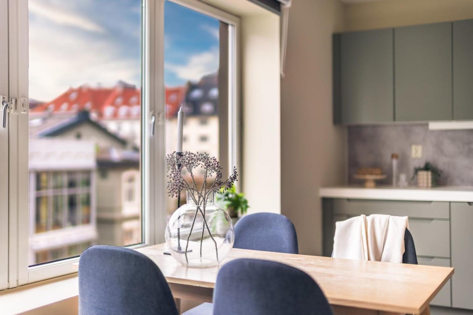 New Couples In The Heart Of Apartment