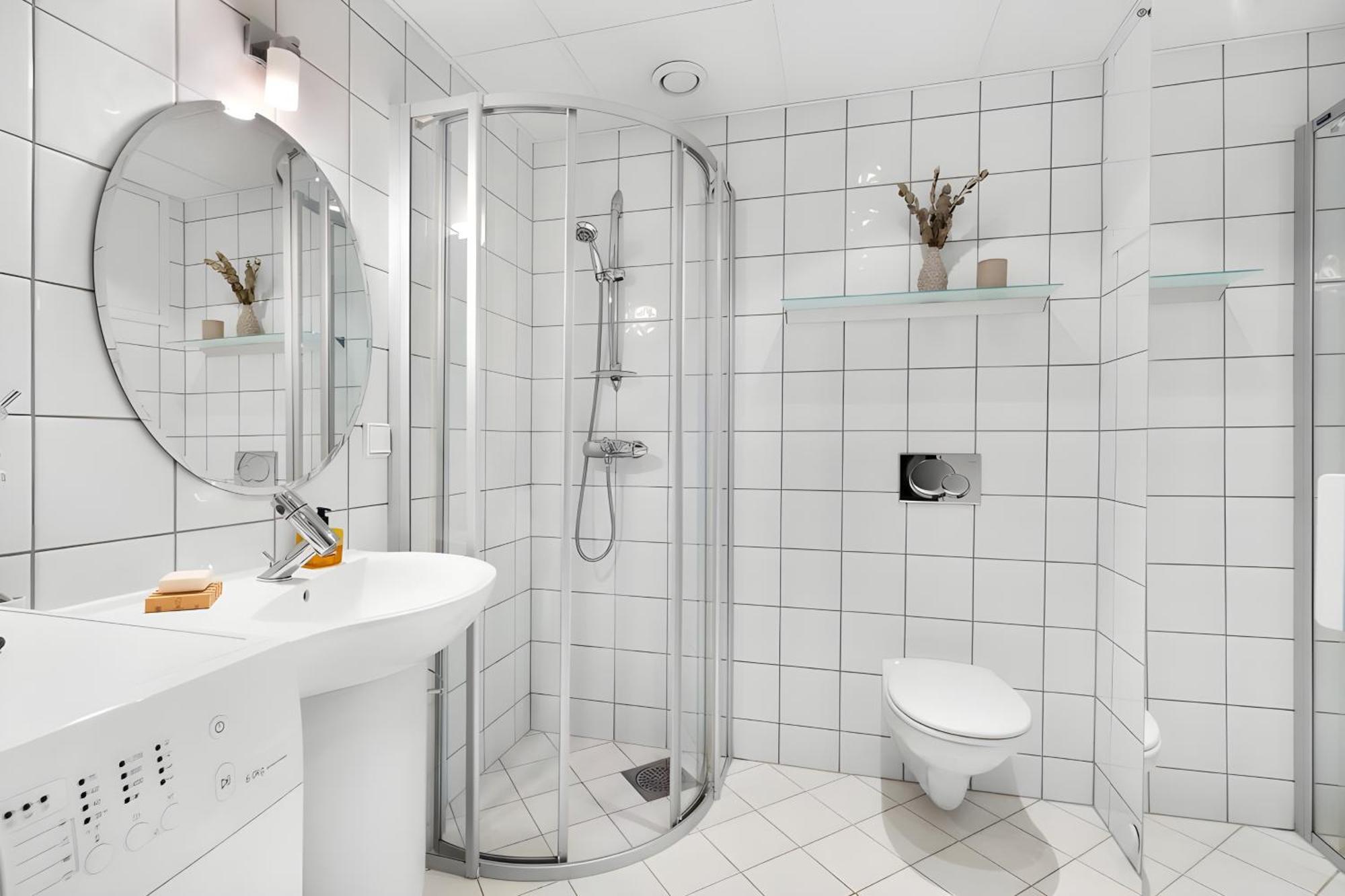 Modern And Chic - *
