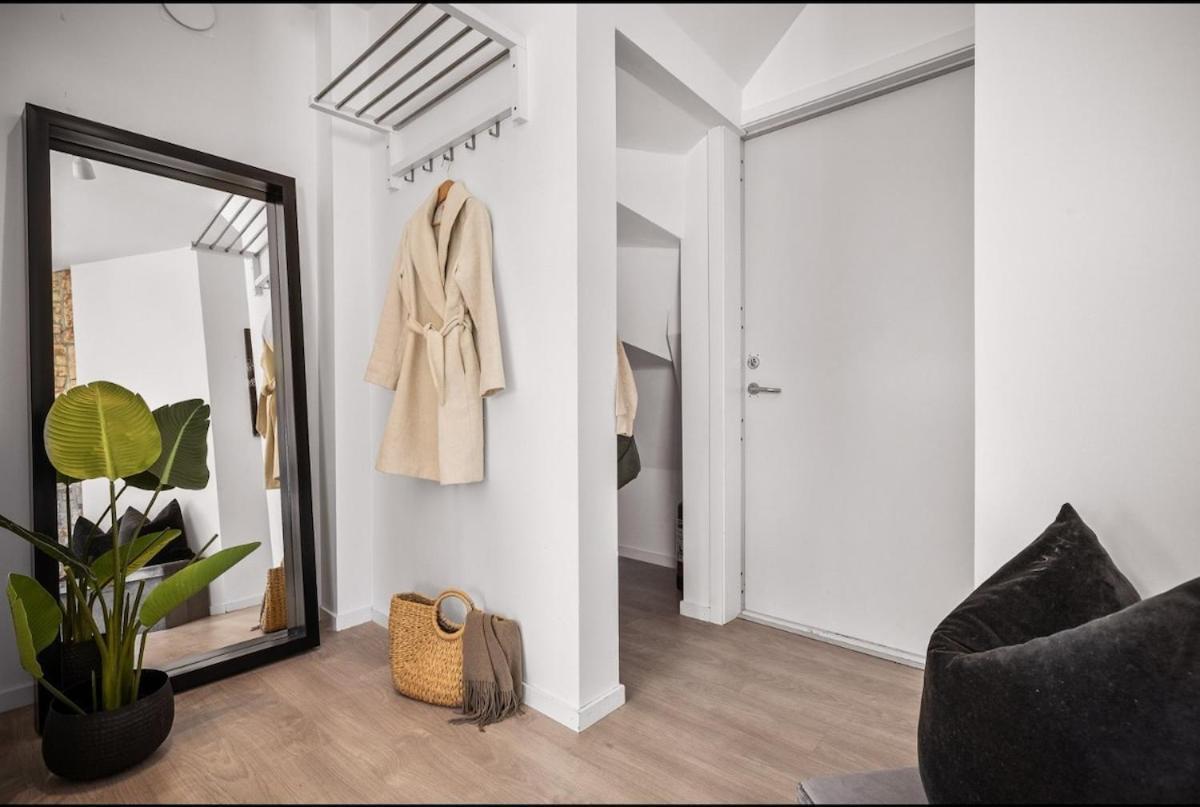 Apartment 2 Story Modern *