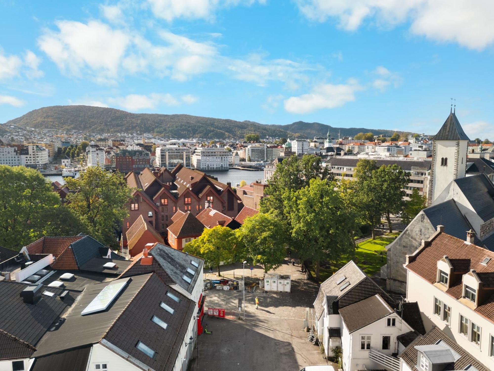 Architectural I Private Balcony I New 2021 Apartment Bergen