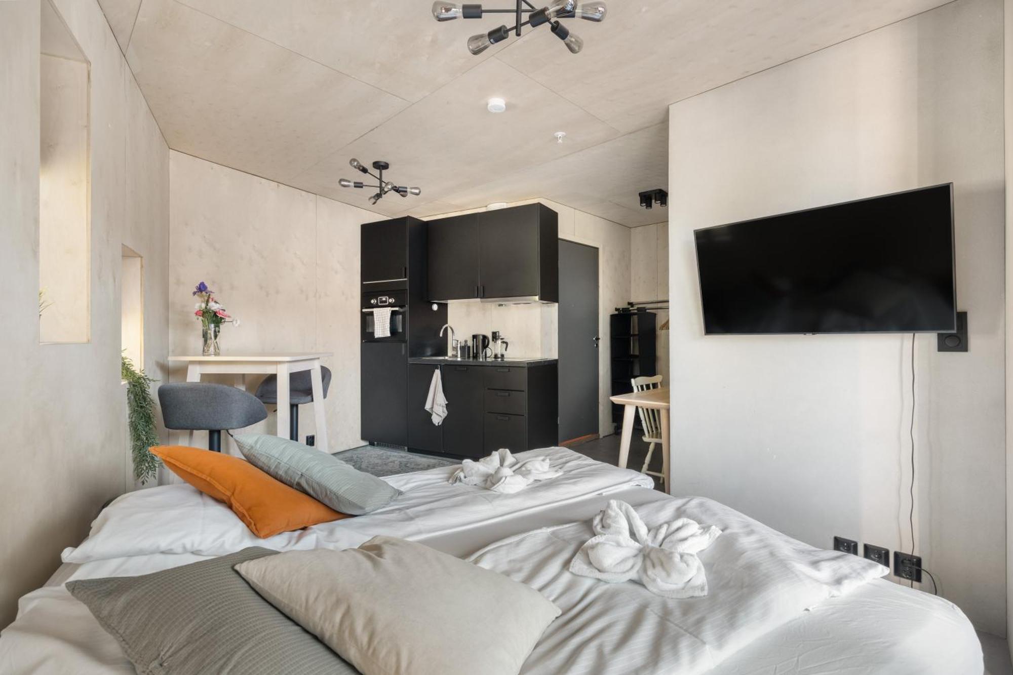 Architectural I Private Balcony I New 2021 Apartment