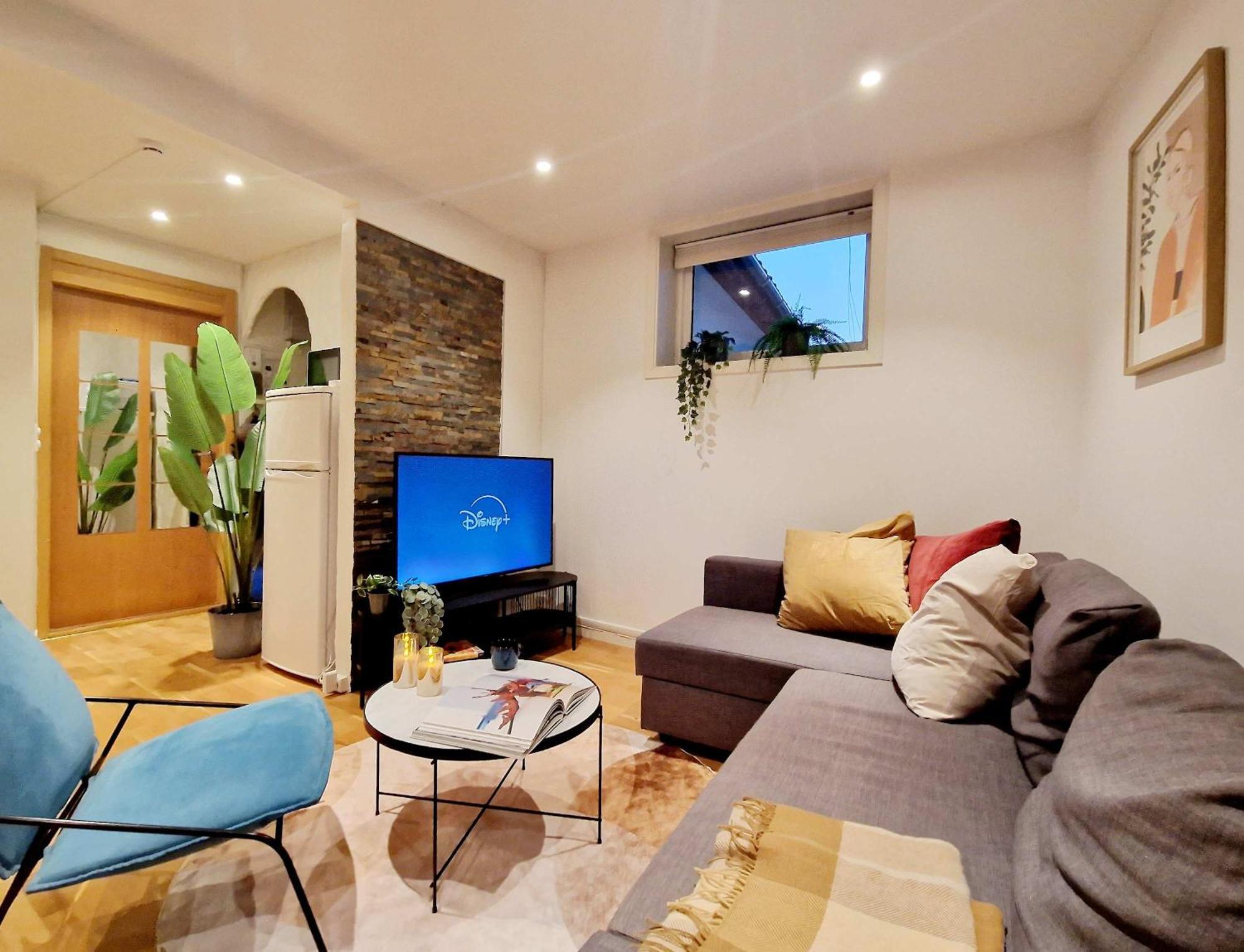 Center Retreat With King Bed Apartment