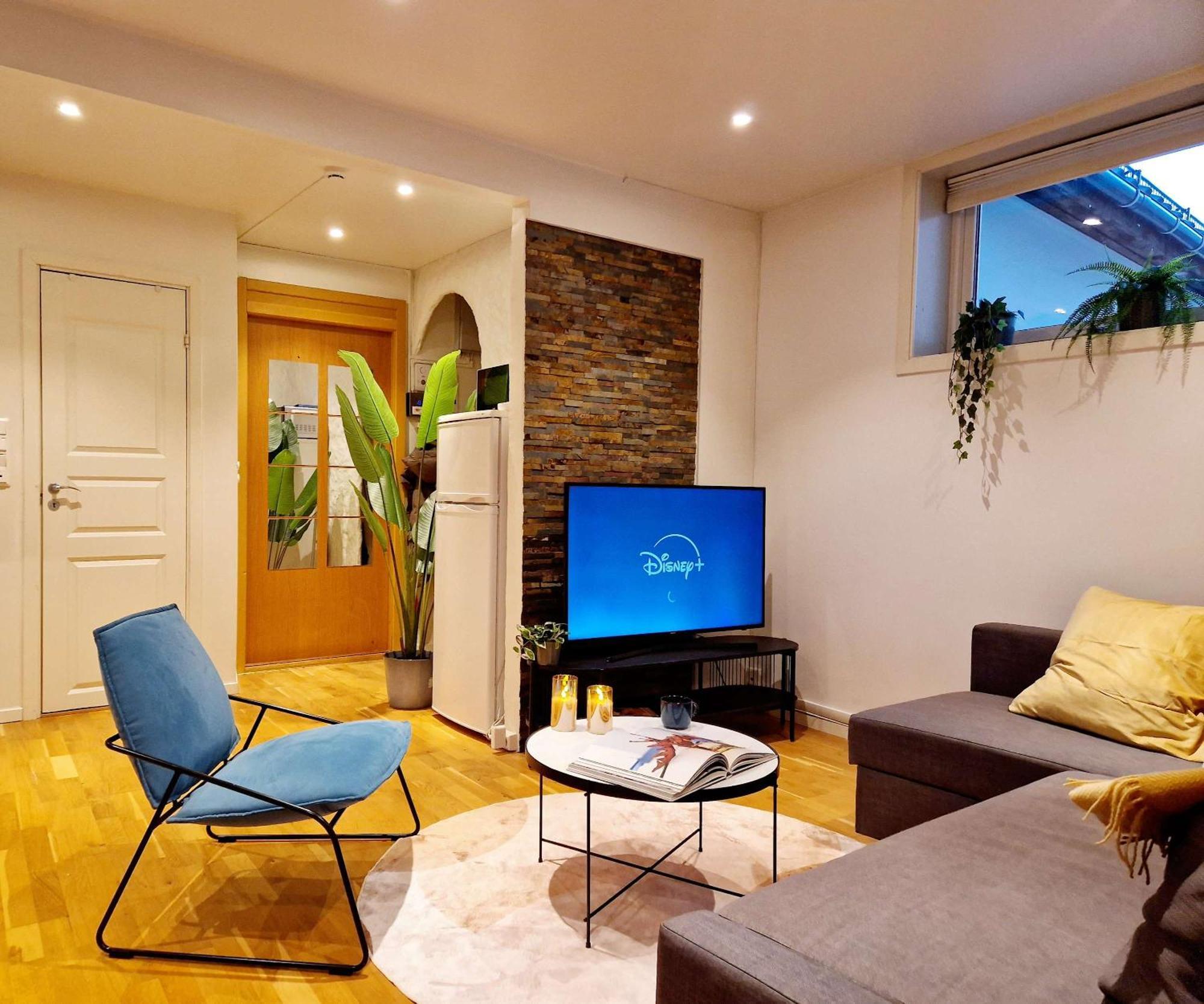 Apartment Center Retreat With King Bed *