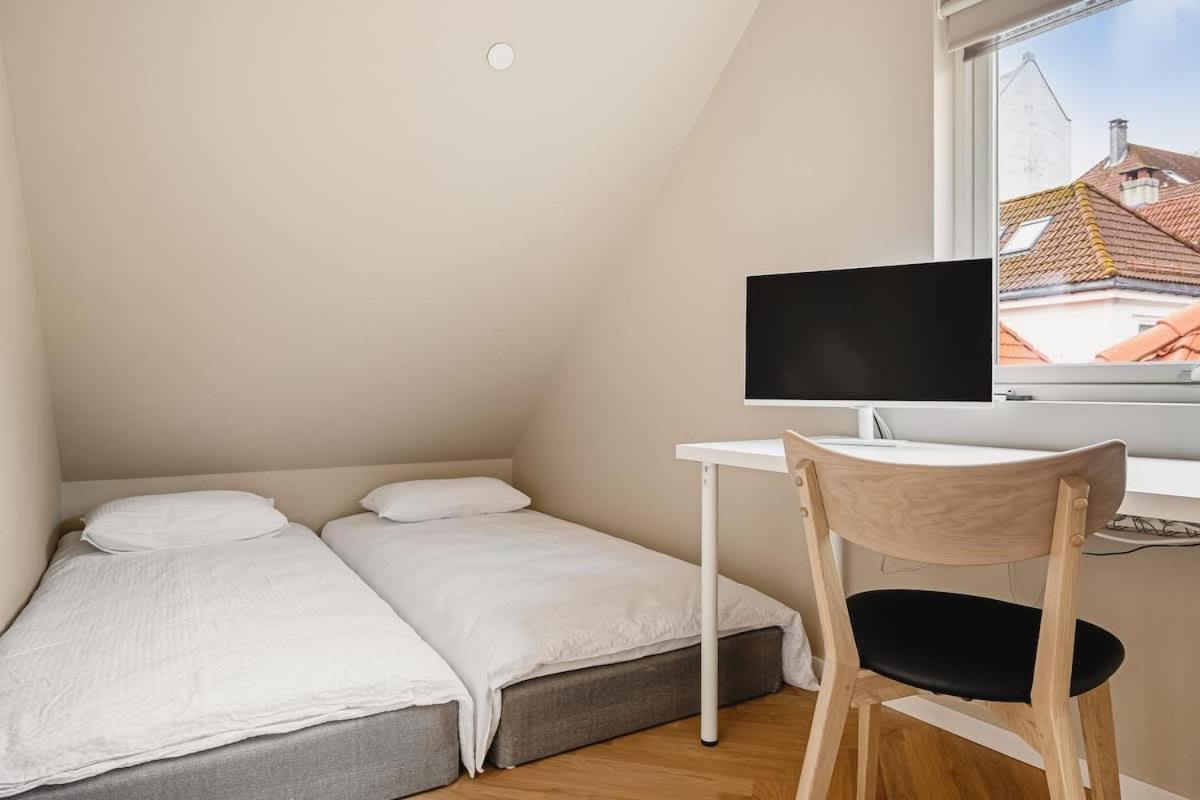 Dinbnb I Mid-city Luxury With Mini Balcony And Smart Tv & Sound System Bergen