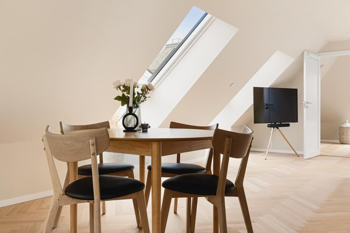 Dinbnb I Mid-city Luxury With Mini Balcony And Smart Tv & Sound System