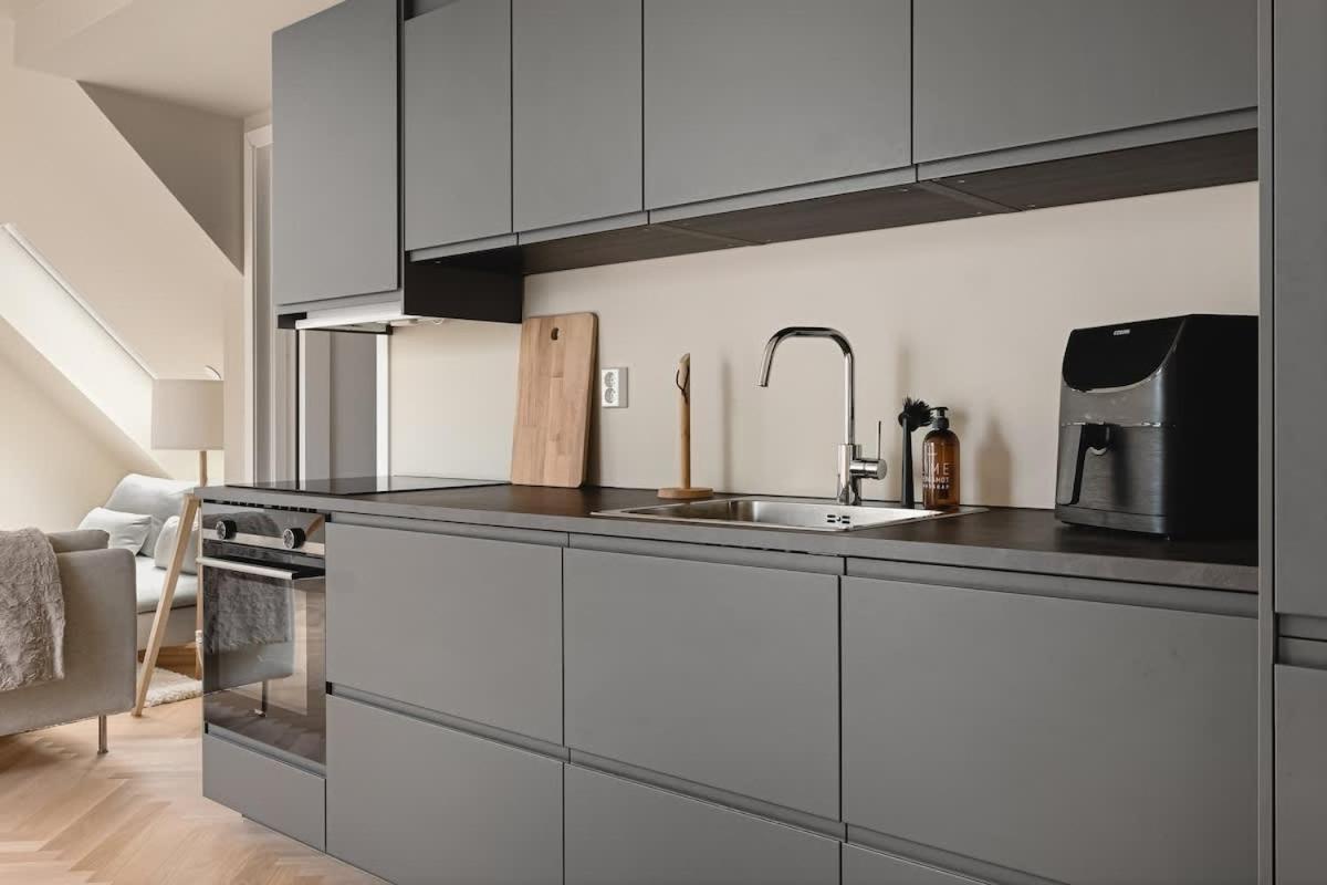 Bahay bakasyunan Dinbnb I Mid-city Luxury With Mini Balcony And Smart Tv & Sound System Bergen