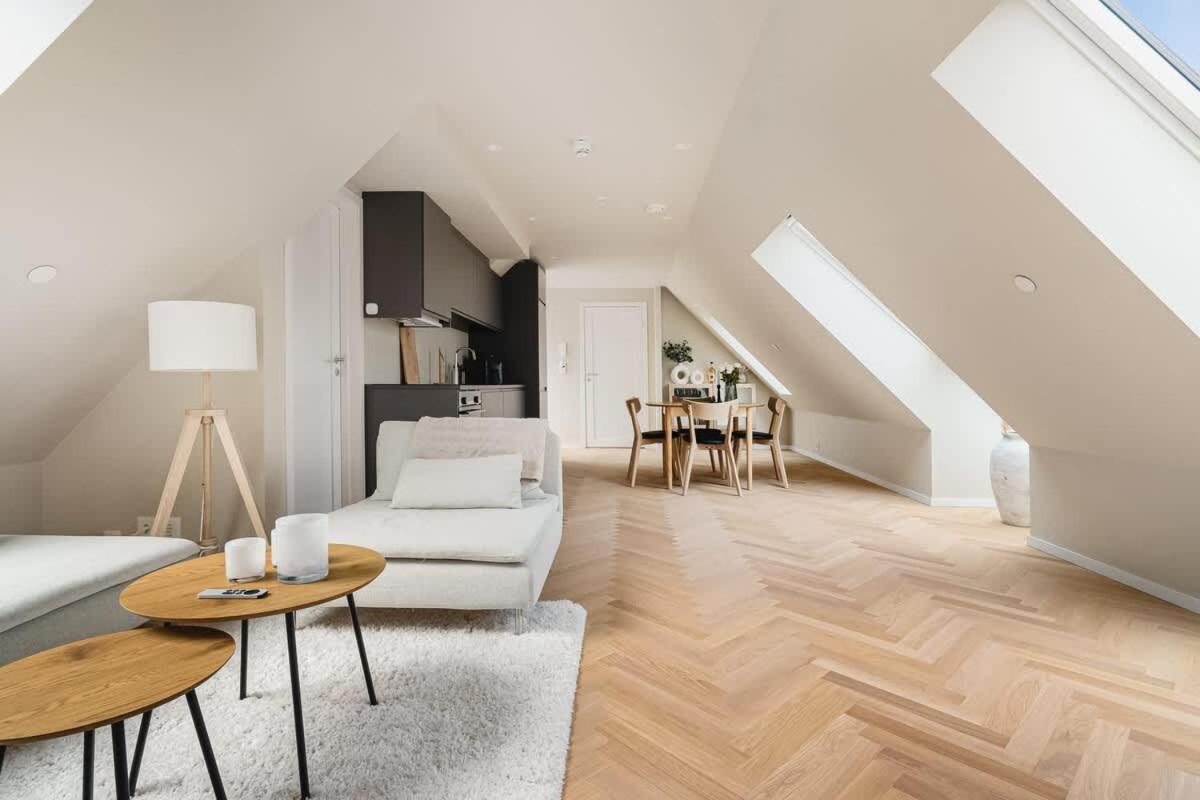 Dinbnb I Mid-city Luxury With Mini Balcony And Smart Tv & Sound System