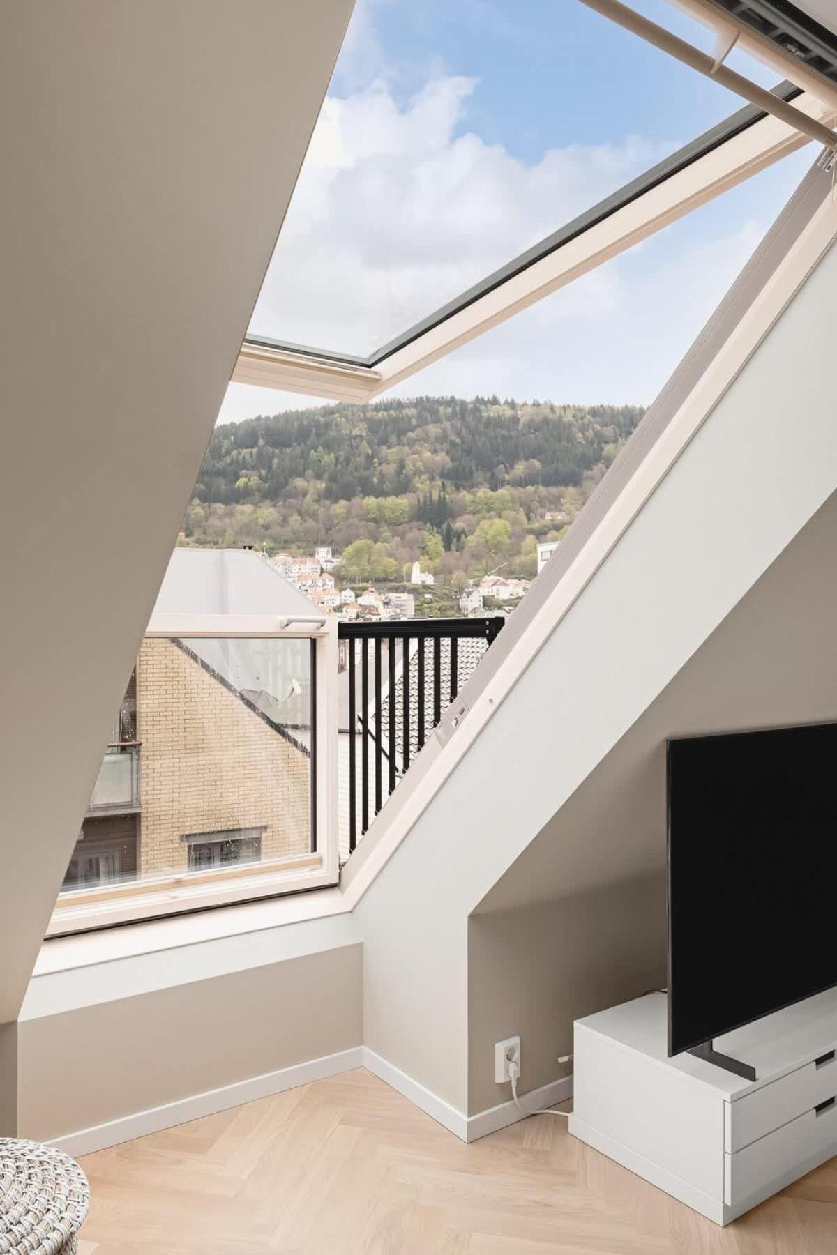Holiday home Dinbnb I Mid-city Luxury With Mini Balcony And Smart Tv & Sound System