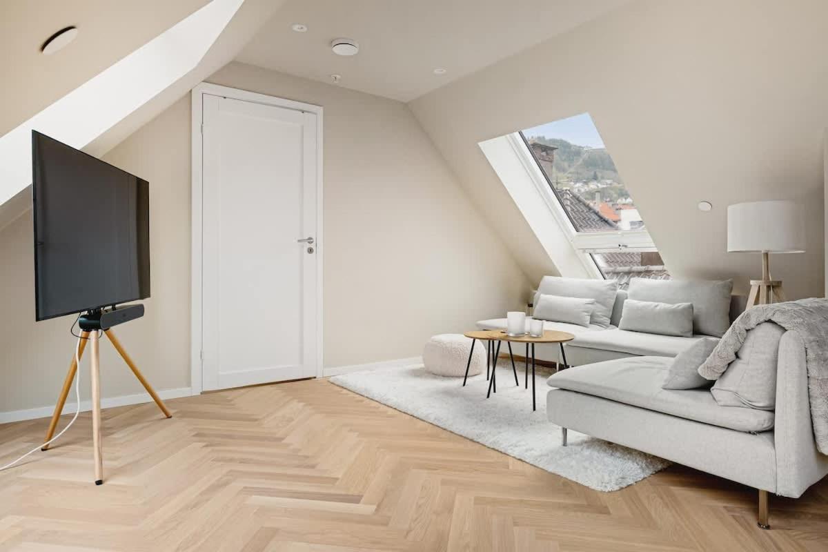Dinbnb I Mid-city Luxury With Mini Balcony And Smart Tv & Sound System *