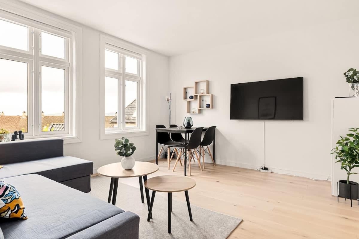 Dinbnb I Views & Street Parking In Sandviken