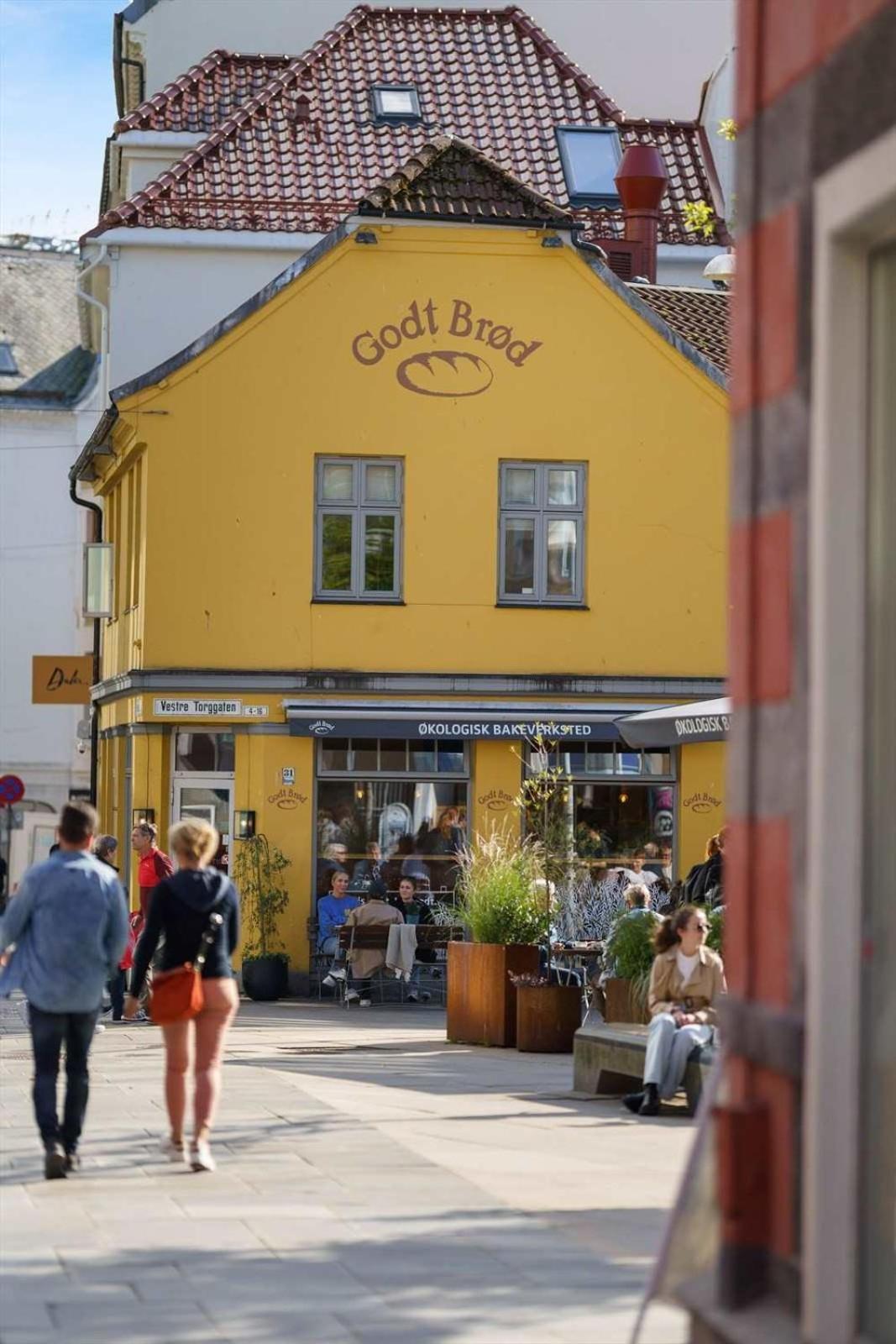 Dinbnb I Shopping, Cafes And Attractions At Your Doorstep!