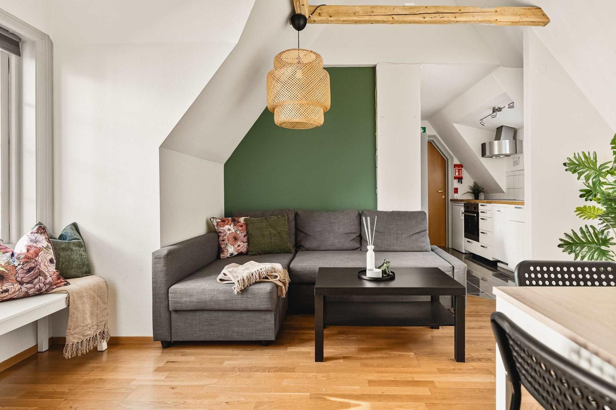 Dinbnb I Shopping, Cafes And Attractions At Your Doorstep! Apartment