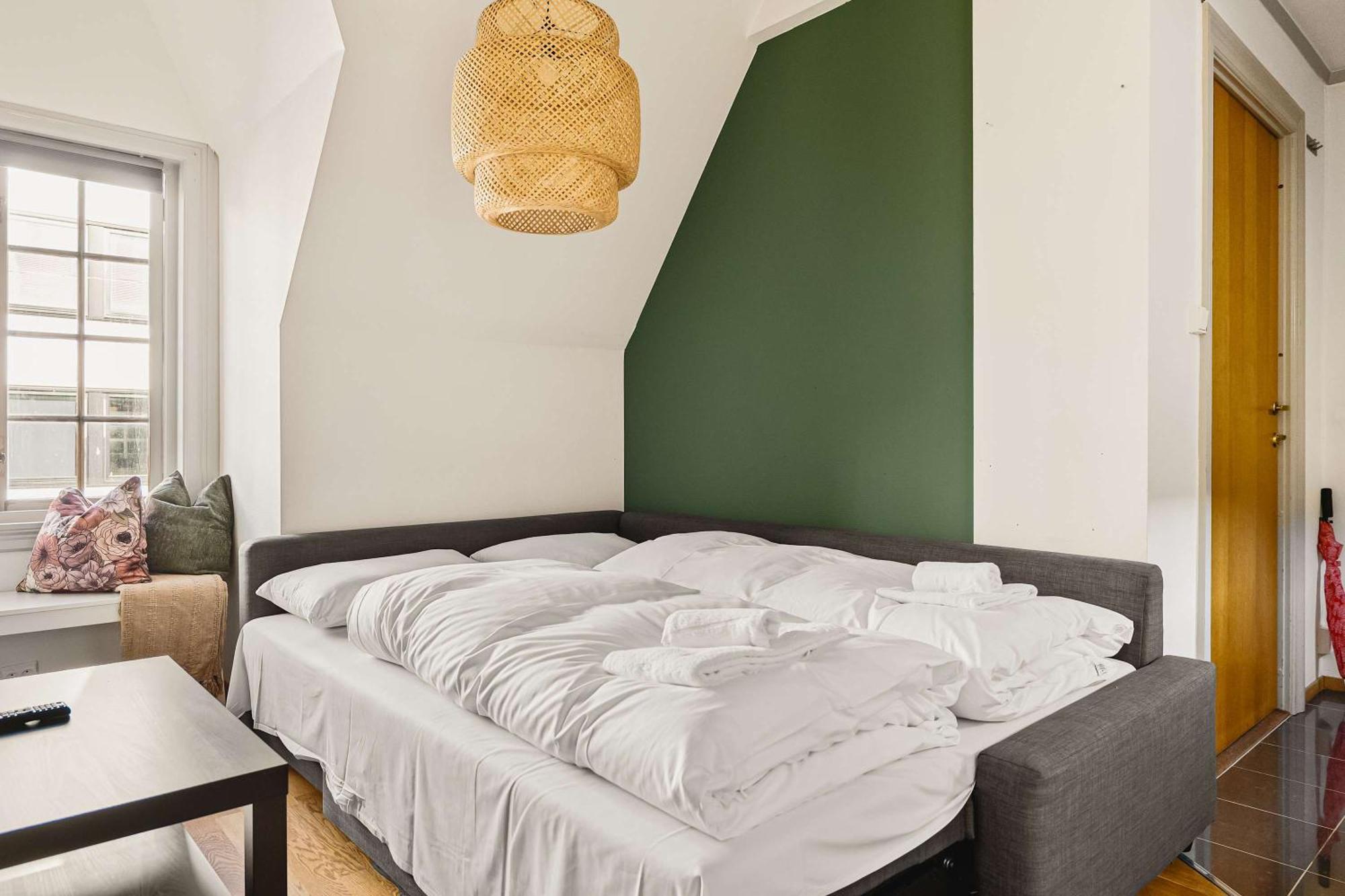 Dinbnb I Shopping, Cafes And Attractions At Your Doorstep! Apartment