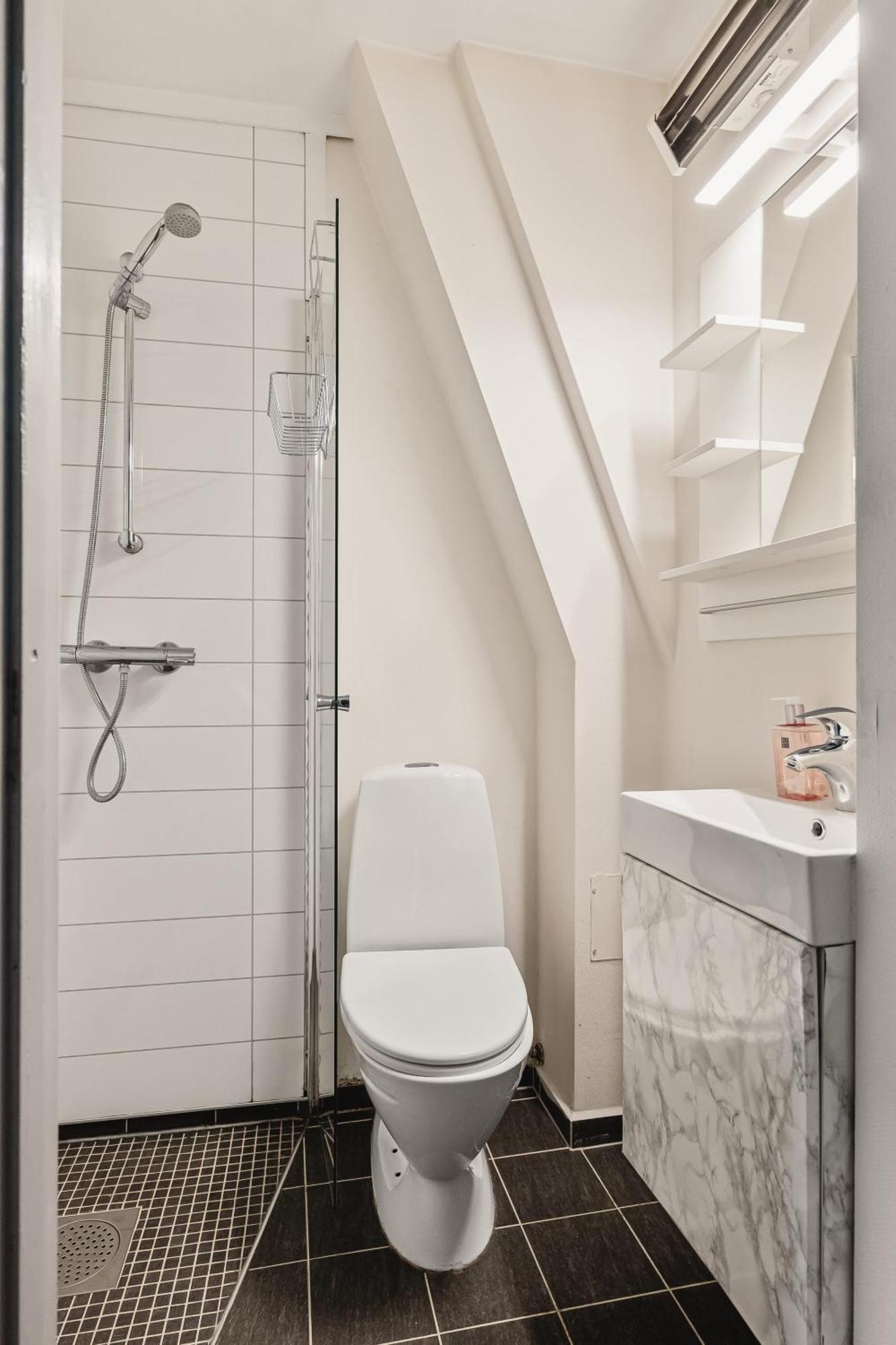 Dinbnb I Shopping, Cafes And Attractions At Your Doorstep! Apartment *