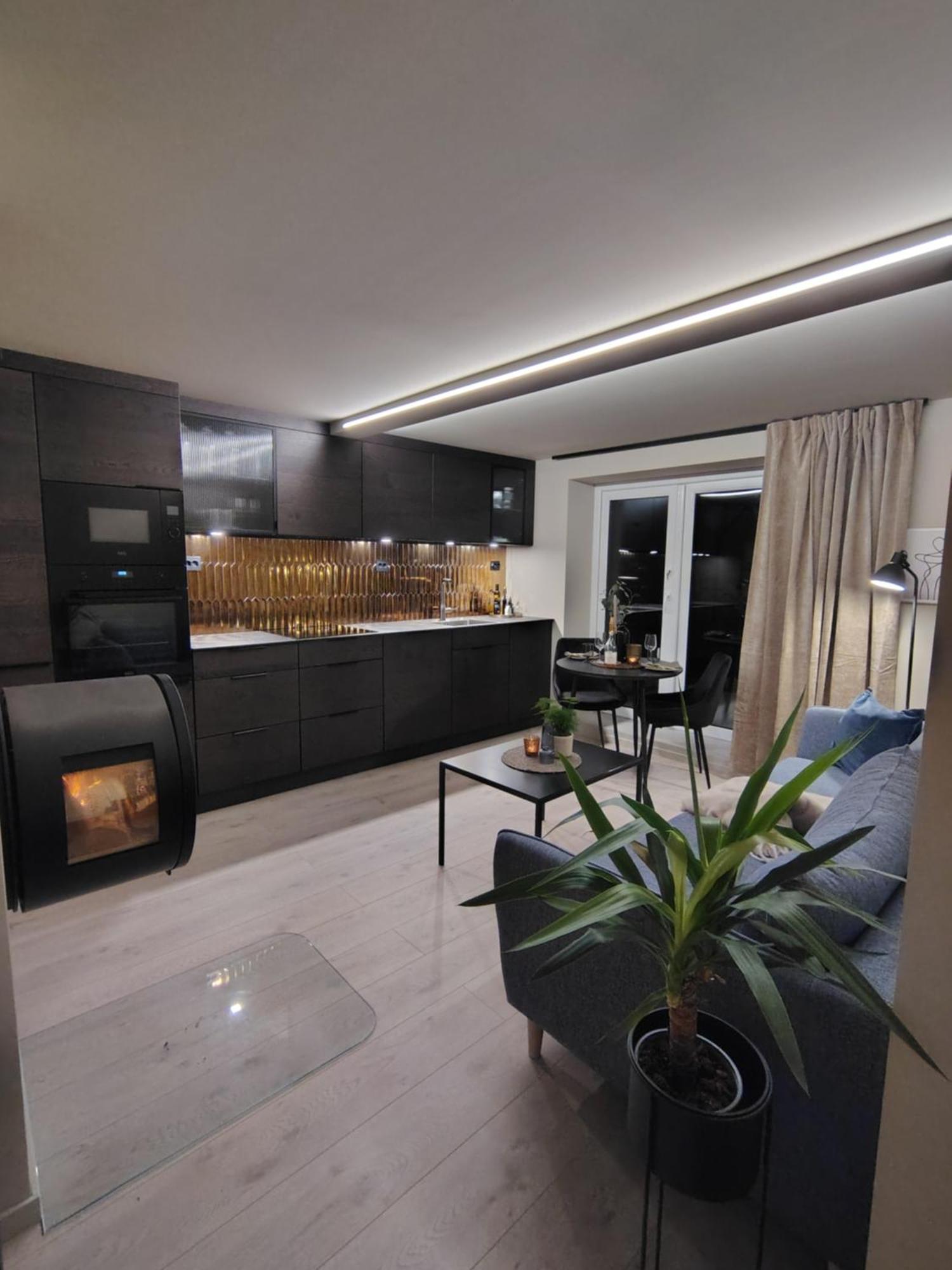 Comfort In Lone Only 20 Minutes Away From The Heart Of The City!