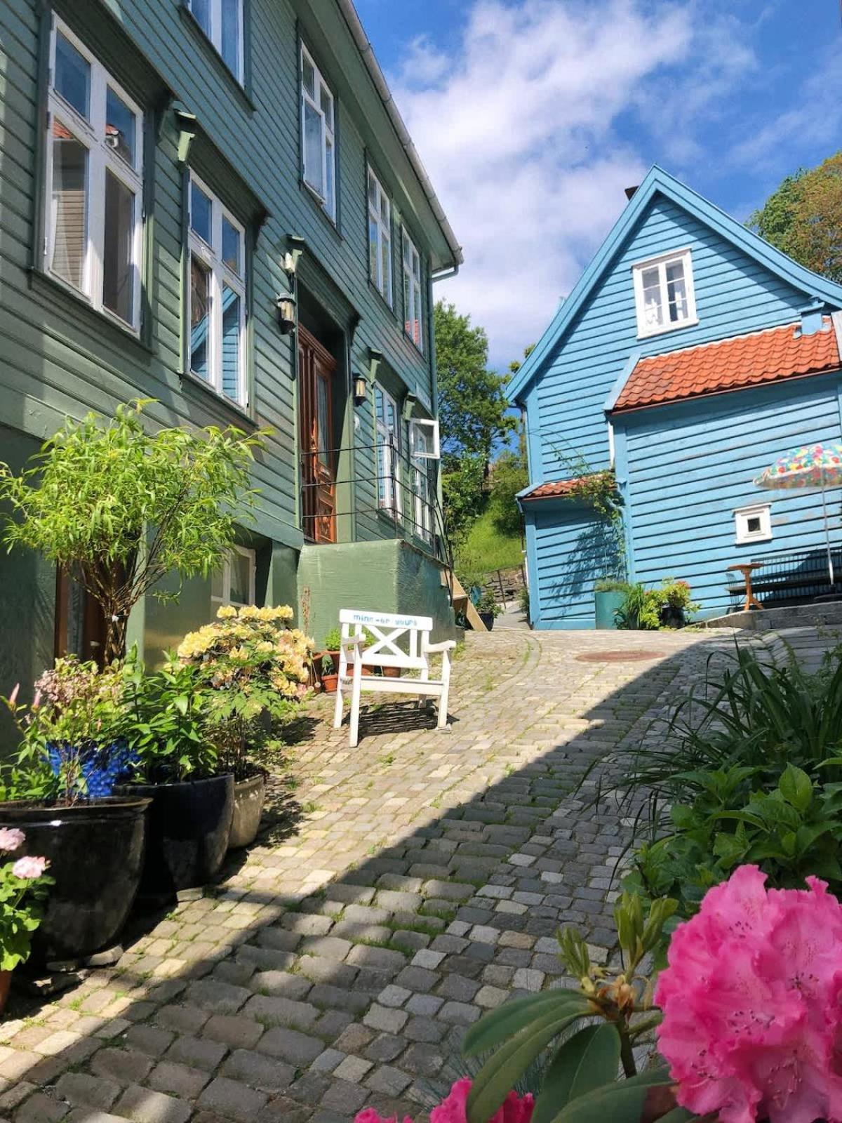Dinbnb Homes I Cozy Cellar In Historical Cobblestone Street