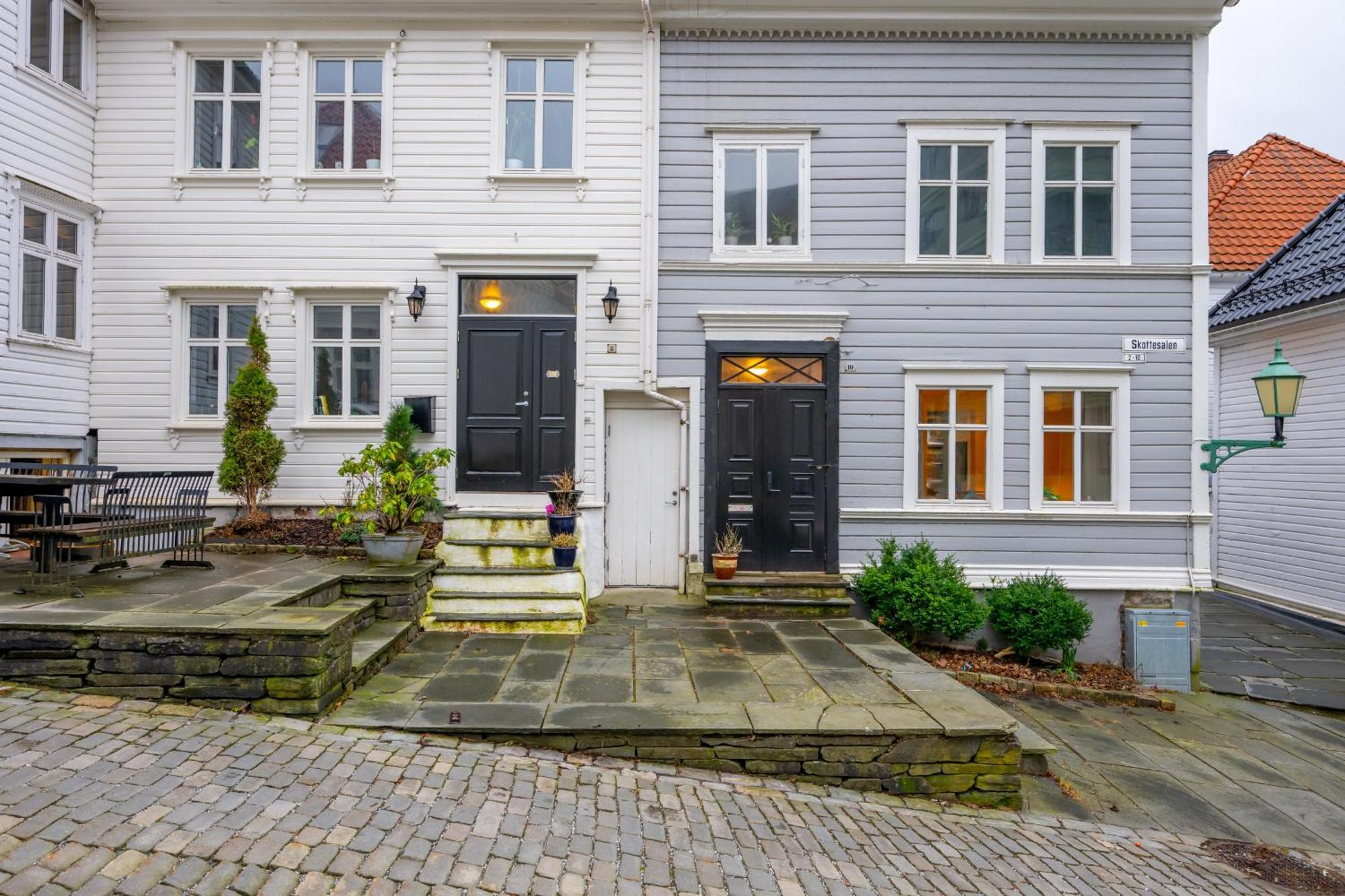 Modern In 1840-building At Nordnes Apartment *