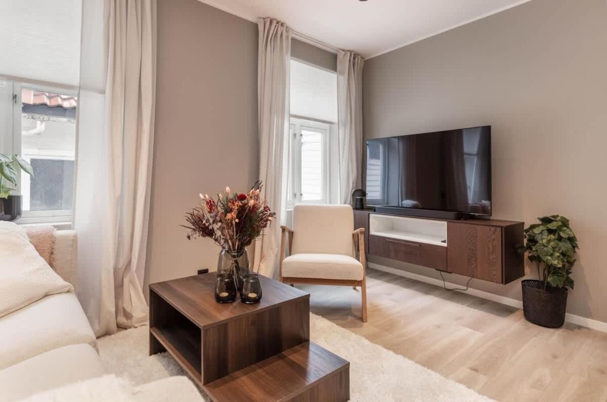 Dinbnb L 50 Meters To Bryggen L New 2023 L Sunny Backyard *