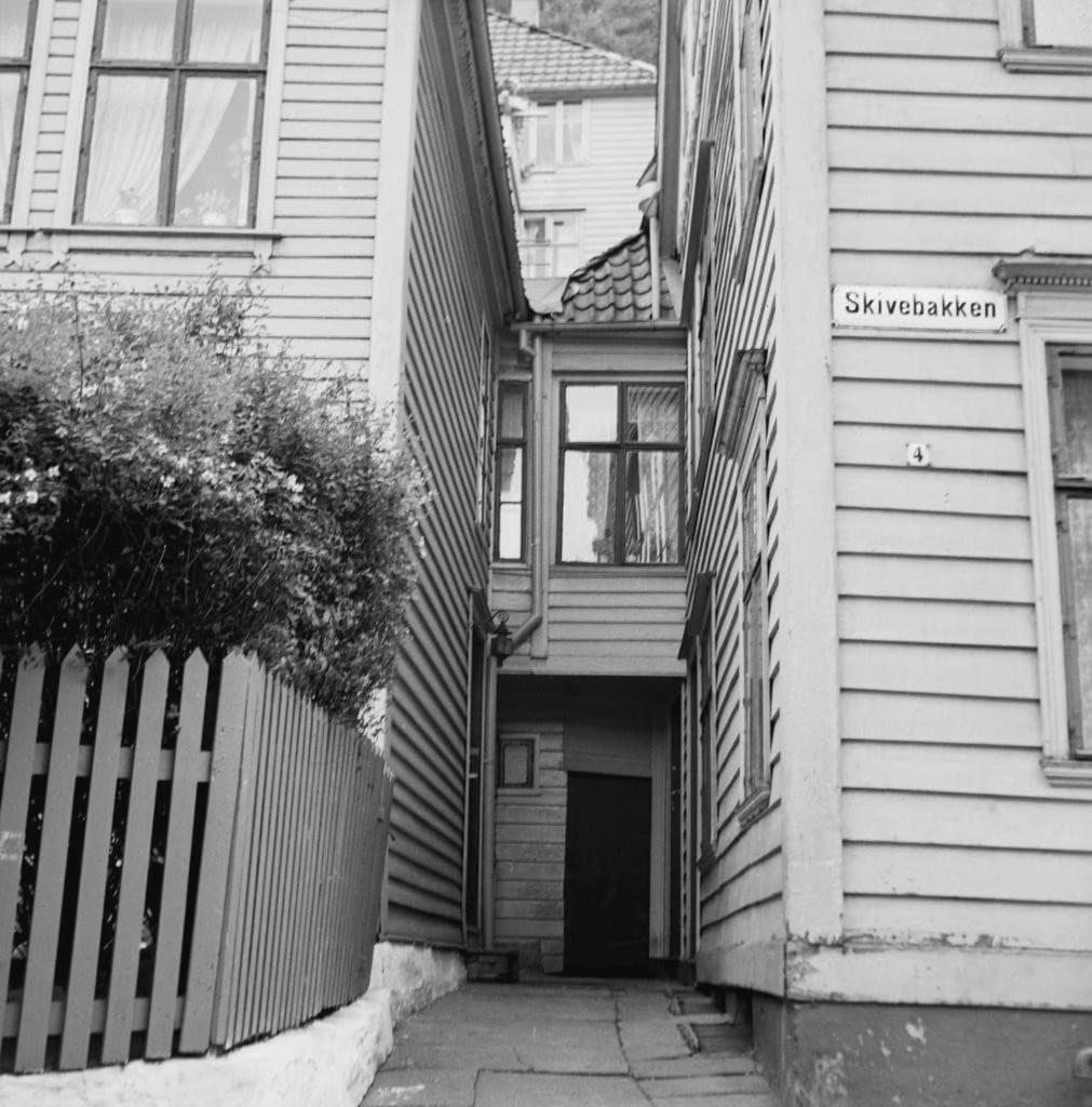 Apartment Dinbnb L 500m To Bryggen L Bathtub & New 2017 L Authentic Bergenshus Bergen