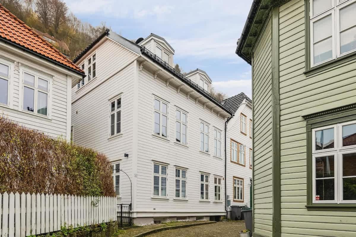Apartment Dinbnb L 500m To Bryggen L Bathtub & New 2017 L Authentic Bergenshus Bergen