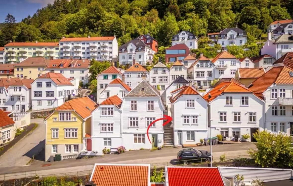 I Bergens Vakreste Gate - Nydelig Utsikt Over Innseilingen Til Bergen! *
