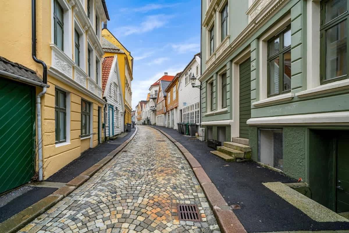 Apartment Dinbnb - Idyllic Location - 3 Bedroom *