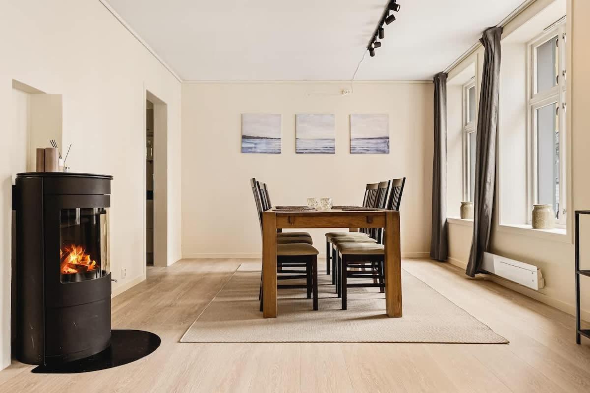 Apartment Dinbnb - Idyllic Location - 3 Bedroom *