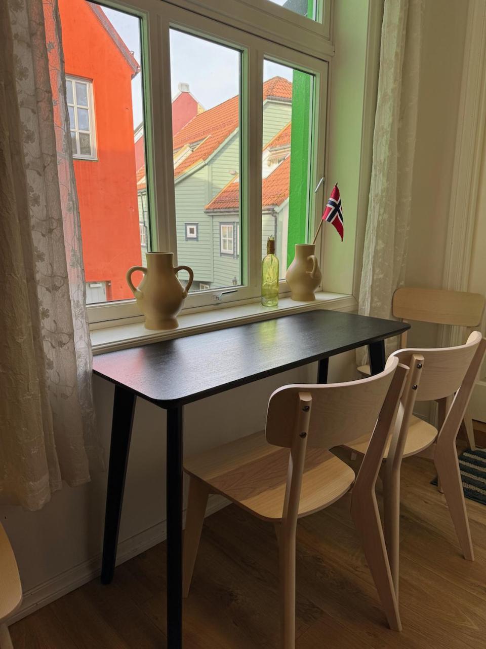 View In Center Of - 3 Bedrooms Căn hộ *