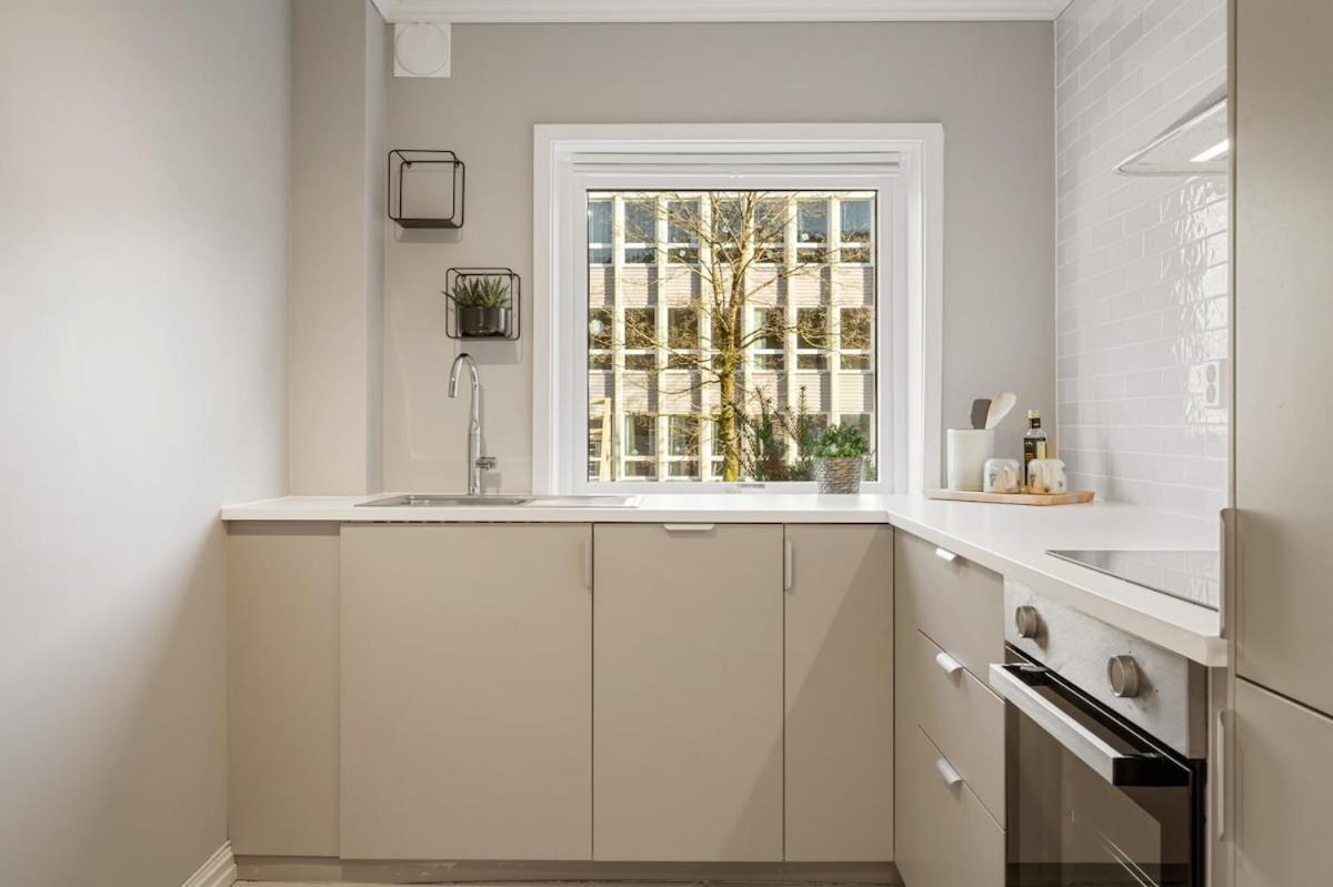 With 2 Bedrooms And Balcony Apartment *