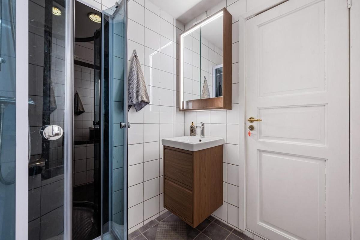 With 2 Bedrooms And Balcony