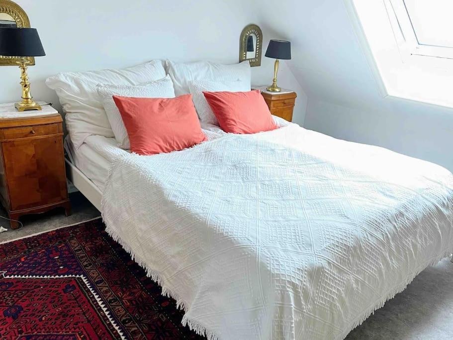 2br With Balconies And Art In Historical Area Bergen