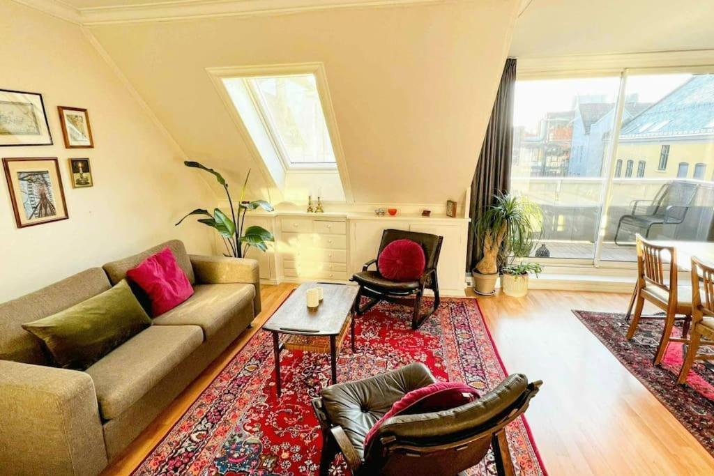 2br With Balconies And Art In Historical Area Apartment