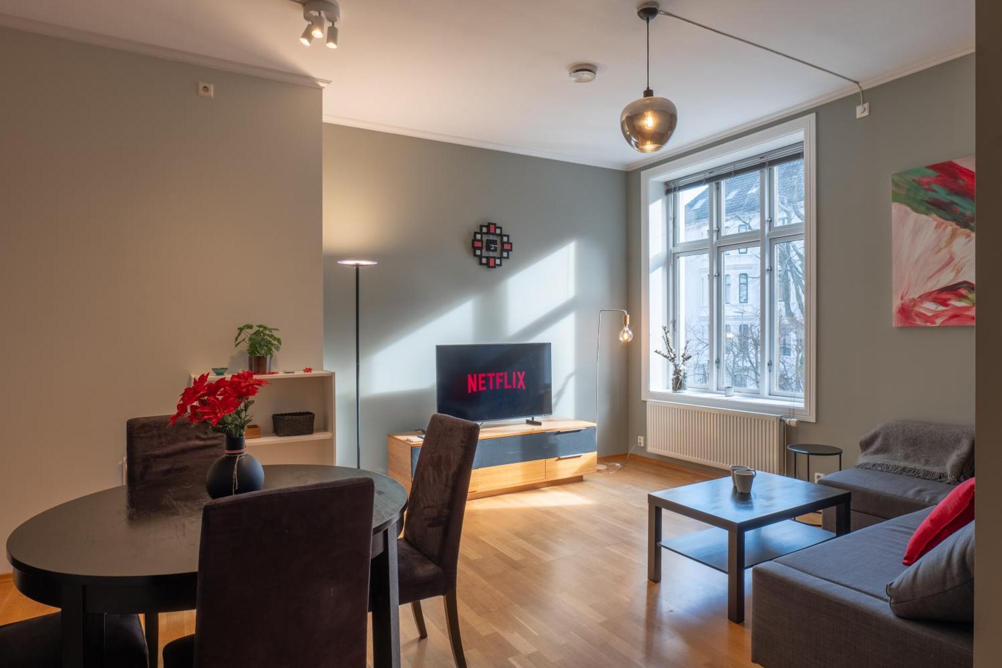 Roomsly - Prime Location And Modern Comfort