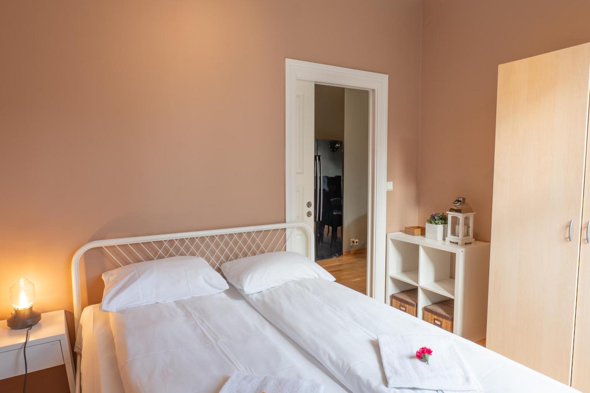 Roomsly - Prime Location And Modern Comfort *