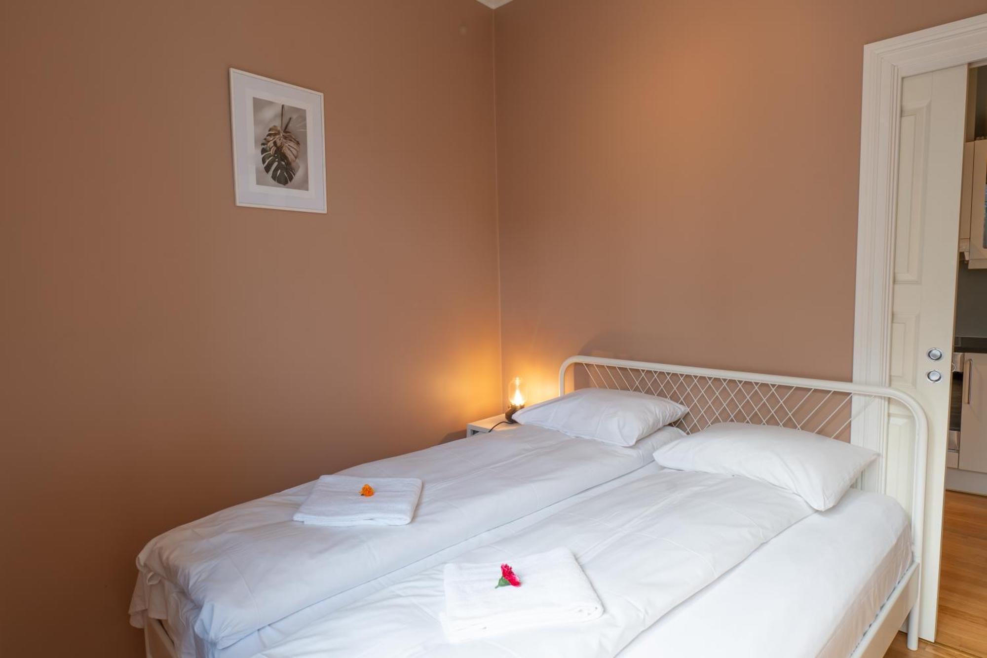 Roomsly - Prime Location And Modern Comfort Apartment