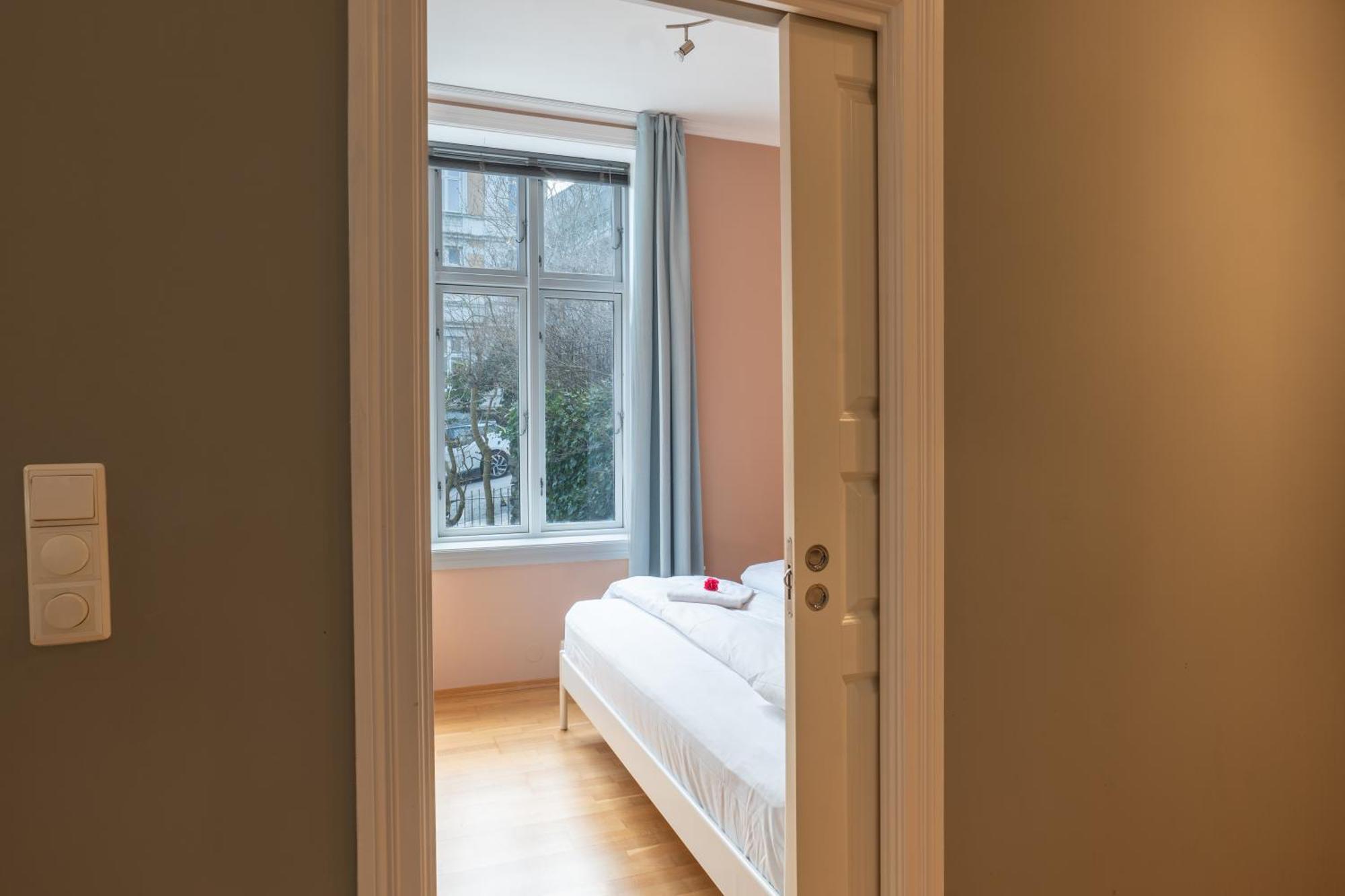 Roomsly - Prime Location And Modern Comfort Apartment Bergen