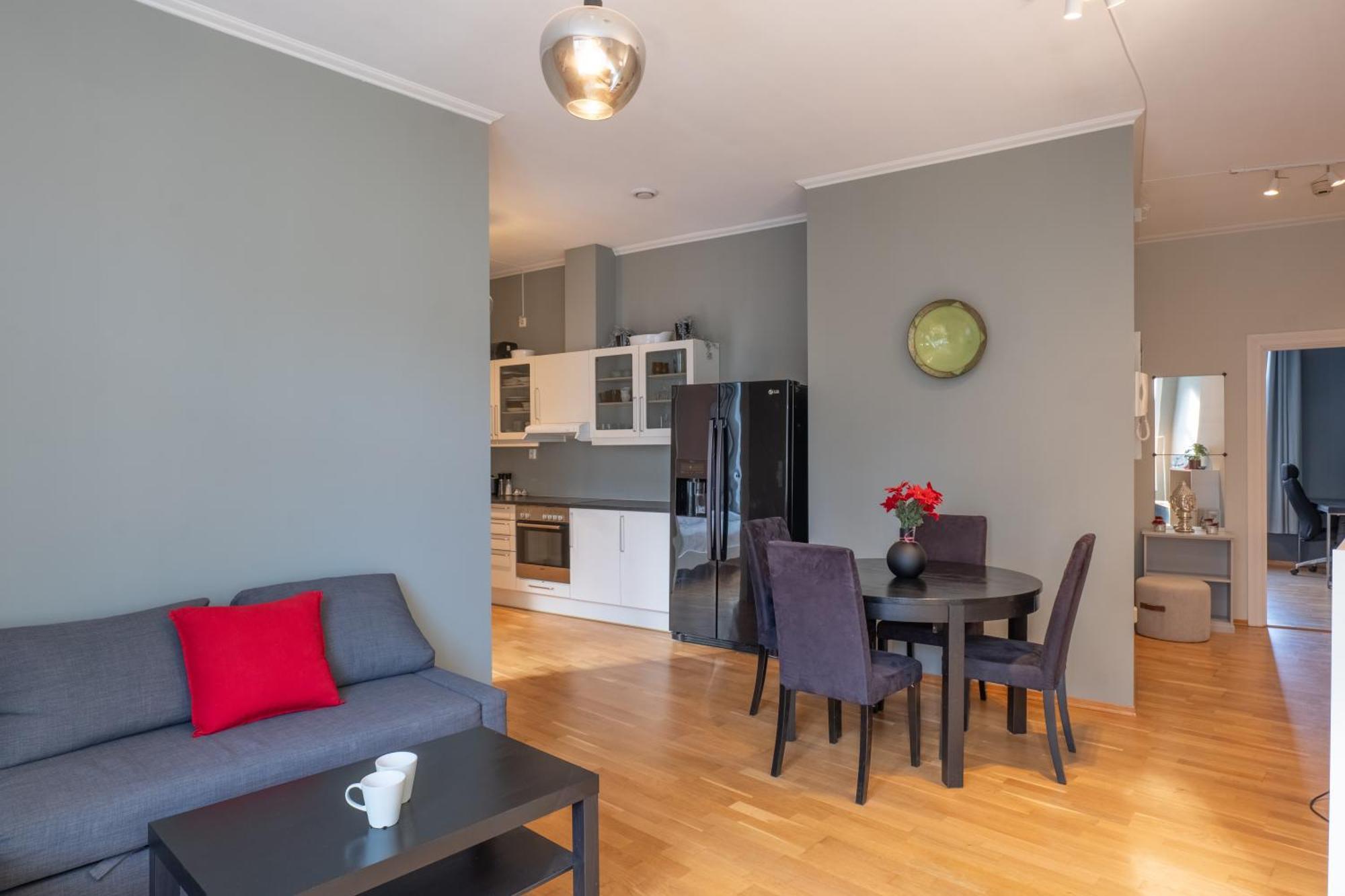 Roomsly - Prime Location And Modern Comfort Apartment