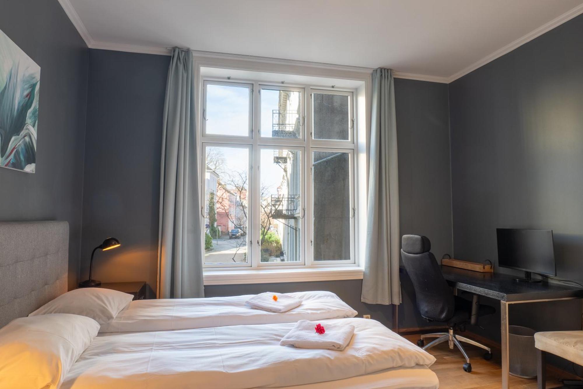 Roomsly - Prime Location And Modern Comfort Apartment *