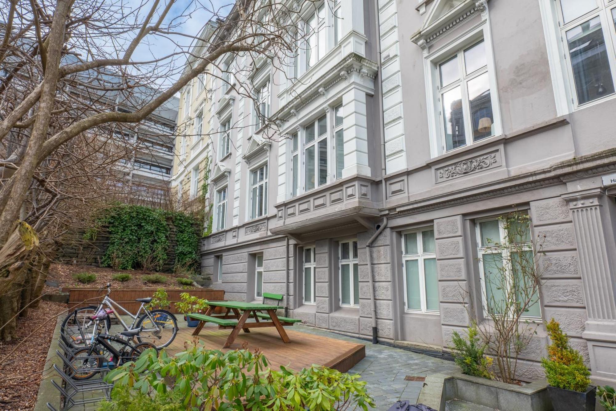 Roomsly - Prime Location And Modern Comfort Apartment